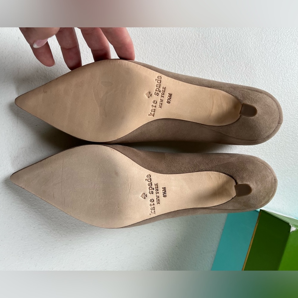 Kate Spade low heel pumps. Size 6.5 - Picture 5 of 10